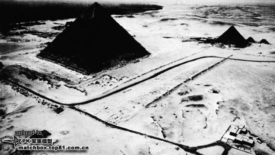 119中队的兰.罗能和莫尔迪采伊.耶苏兰驾驶天火98和99拍摄到的埃及金字塔