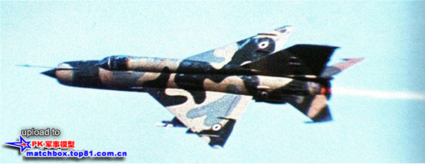 涂有标准“尼罗河”迷彩，正打开加力飞行的埃及米格-21MF