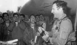 1981年2月13日，本尼.京克击落1架米格-25后开香槟庆祝。