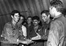 81年7月29日，阿维胡.本.努(背对相片者)和摩西.梅尔尼克祝贺绍尔.西蒙击落1架米格-23。