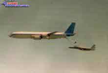 木腿行动中的F-15接受波音707加油机的加油