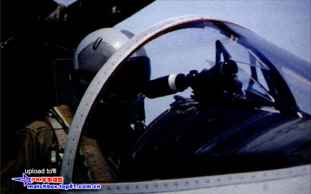 一些F-15飞行员将狙击镜装在抬头显示器旁
