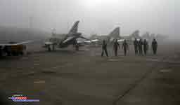 晨雾中走向各自座机的伊朗F-4E飞行员们