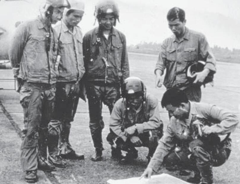 北越空军的飞行员在一架歼-5旁讨论接下来的训练科目