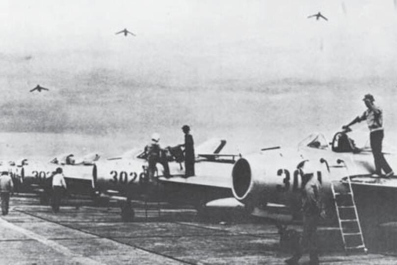 1966年内排机场上一字排开的米格-17和歼-5