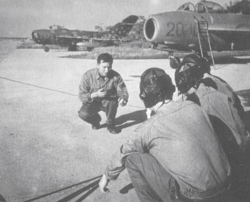 北越空军飞行员正在讨论作战战术
