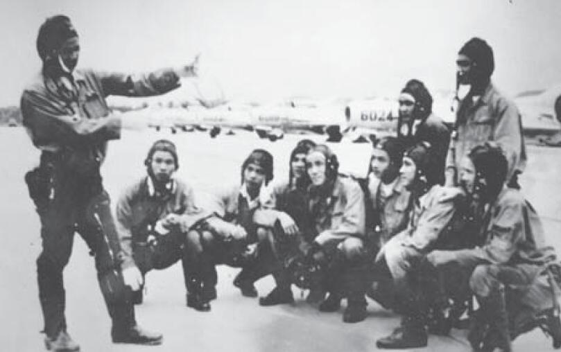 925团的飞行员在探讨72年5月8日和10日的那两场空战