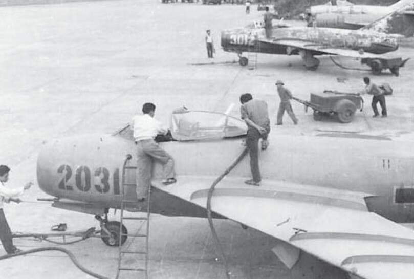 内排机场上，北越地勤正在给米格-17加油准备起飞。