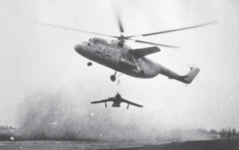 米-6吊起一架米格-17