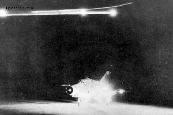 用米格-21UM来练习在夜间拦截B-52轰炸机