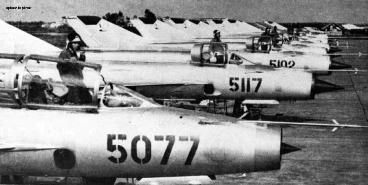 1架927团的米格-21UM和1排921团的米格-21MF停放在一起