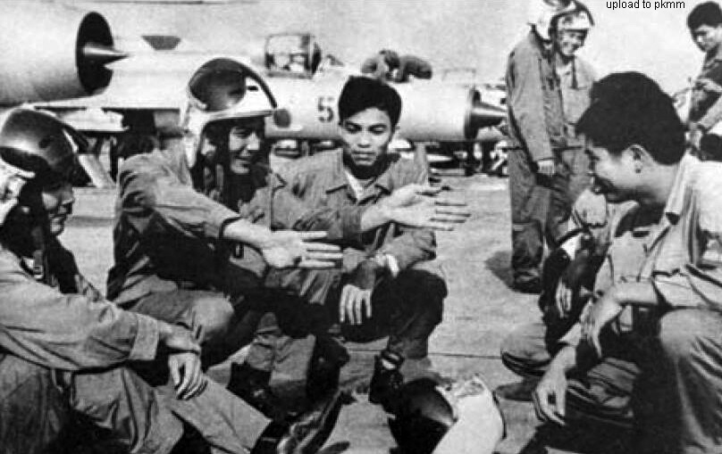阮德雪正在向927团的飞行员们讲解72年6月27日那场空战的细节