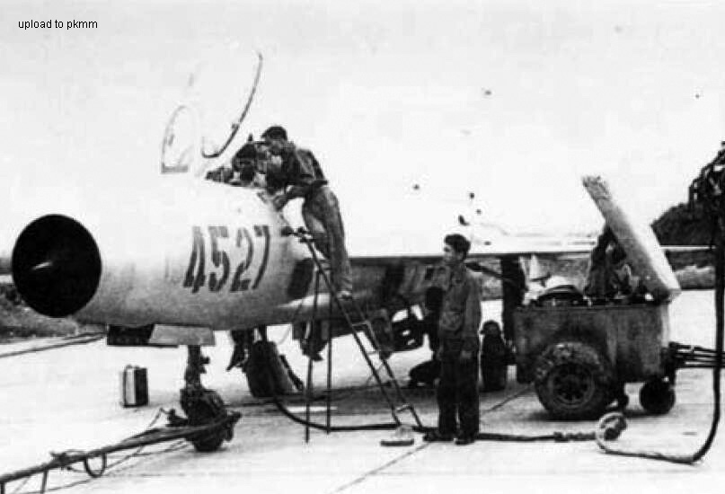 北越空军地勤正在为米格-21F-13 4527号机进行日常保养维护