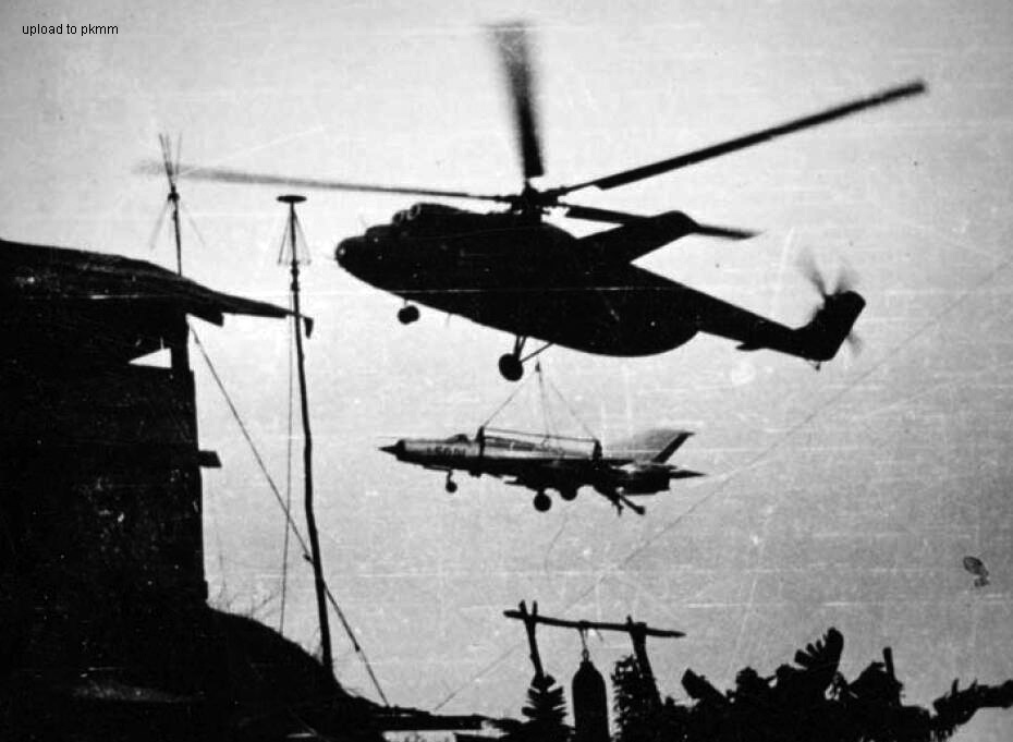 一架米-6直升机正在用特殊夹具吊起一架米格-21PFM