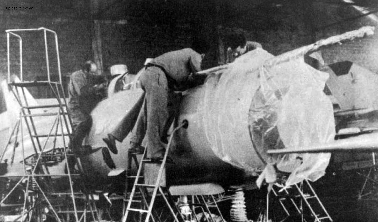 苏联工程师正在指导北越技术人员如何装配新运抵的米格-21MF