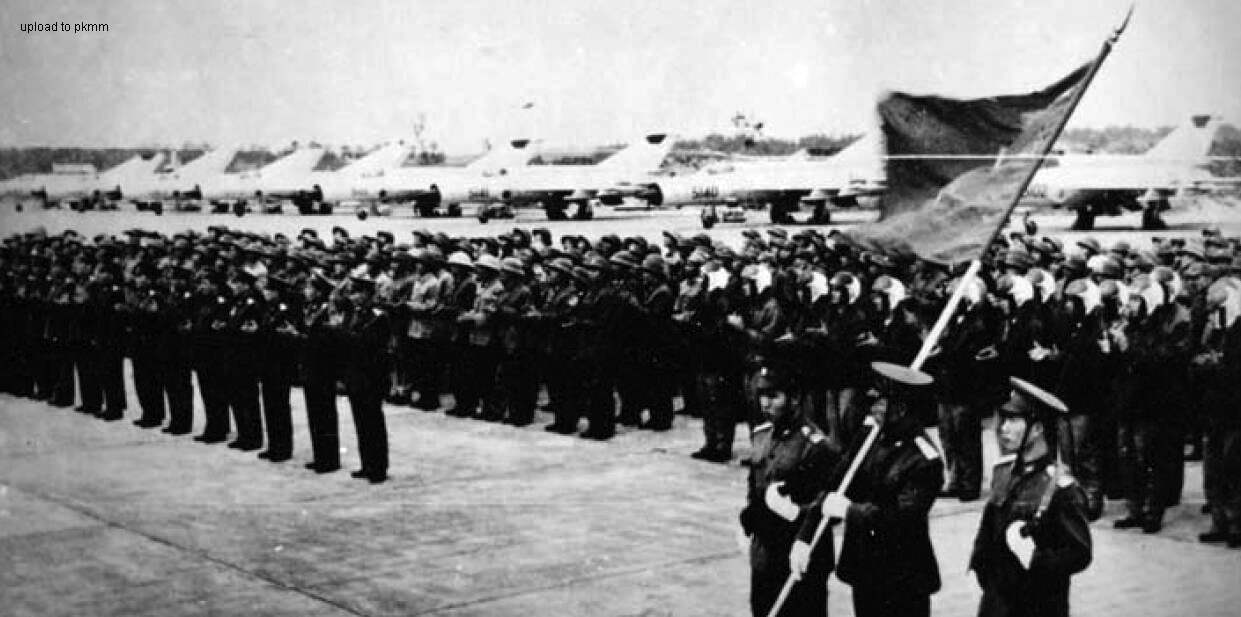 “解放”南越后，北越空军在内排机场上举行了盛大阅兵