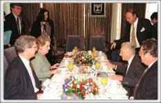 1998年2月1日，在总统官邸接见美国国务卿奥尔布莱特（Albright） 和美国驻以色列大使小爱德华·S·沃克（Edward S. Walker, Jr.）