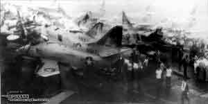 奥里斯卡尼号冒烟的甲板上停满了被毁的A-4和A-1残骸。