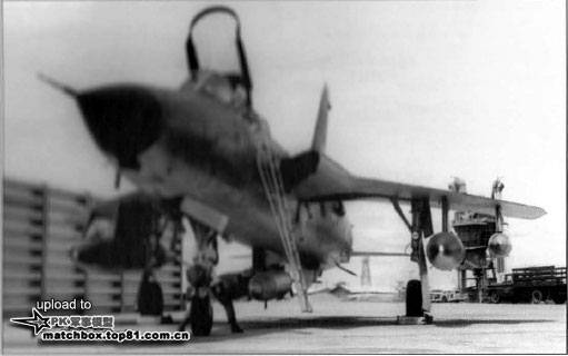 挂载了BLU-1C/B凝固汽油弹的F-105D