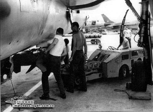 MJ-1装载机正在给F-105机腹挂架上弹