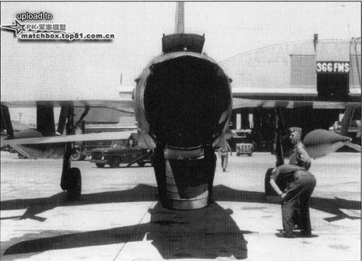 F-105D 58-1167，飞机的右平尾被高射炮打掉