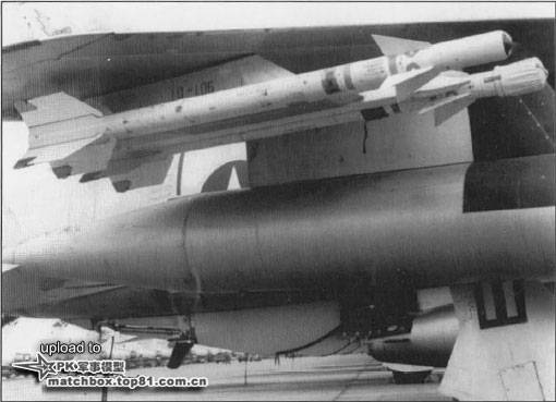 F-105的外侧挂架上可以挂载AIM-9B双联装发射导轨