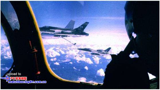 F-105座舱里观察空中加油