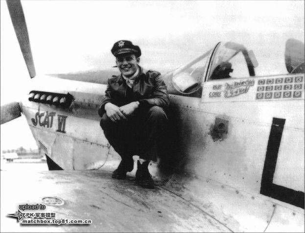 罗宾.奥尔兹在他的P-51D 44-11746 'SCAT VI' 前