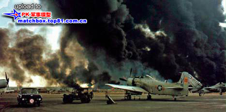 边和机场一堆飞机被炸毁
