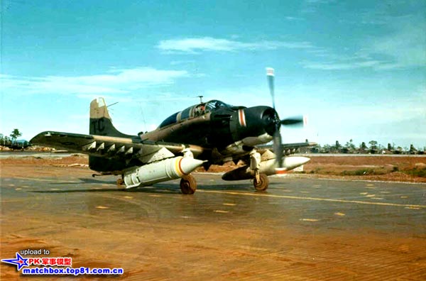 1SOS中队的A-1E右主翼下挂载了一枚BLU-27/B炸弹