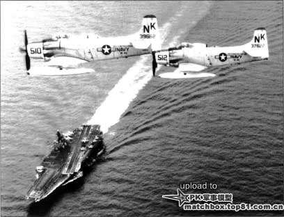 2架VA-145中队的A-1H从星座号上方飞过