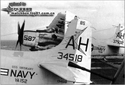 2架VA-152中队的A-1H准备起飞