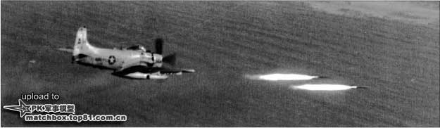 A-1J正在向北越沿岸的目标打出2枚5英尺火箭弹