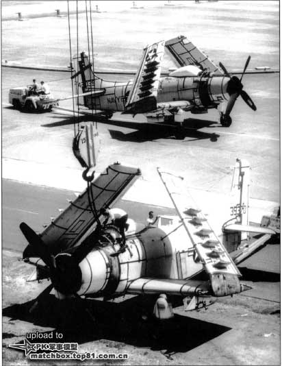 两架A-1正被吊下布雷顿号运输船