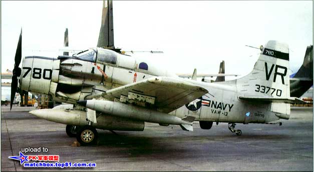 VAW-13中队的EA-1F