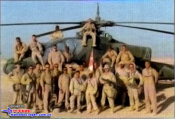 机组们站在AH-64A 86-8955前