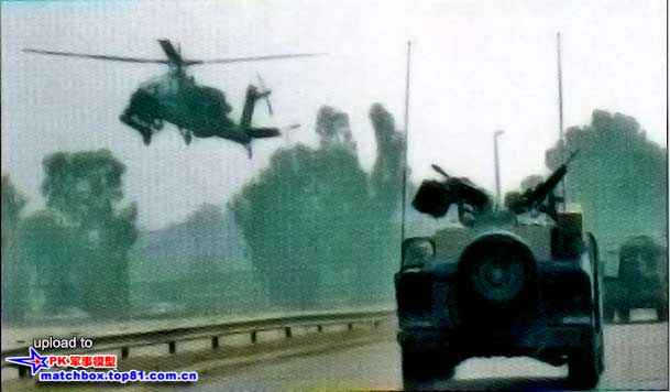 AH-64掩护着一队重装悍马