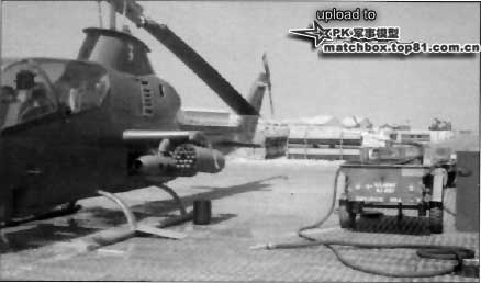 一架334AHC连“花花公子”排的AH-1G停在边和机场