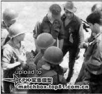 南越军和3名“三角洲恶魔”队员站在眼镜蛇前
