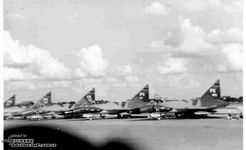 停放在岘港机场的509FIS中队的F-102A。