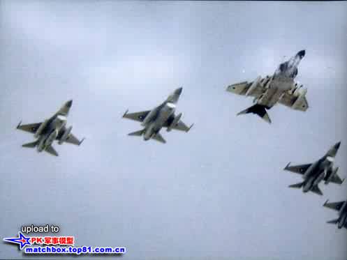 首批抵达的F-16和F-4E从拉马特戴维基地上空飞过