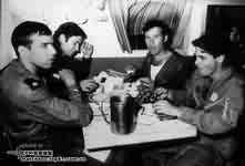 轰炸完伊拉克核反应堆的4名以色列飞行员在埃锡安基地享用晚餐