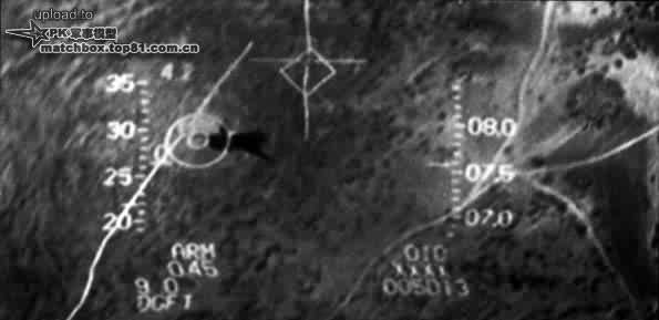 .斯蒂比驾驶F-16A雀鹰107击落一架苏-22前HUD摄像截图