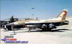 99年，144中队换上沙漠迷彩的F-16A雀鹰740