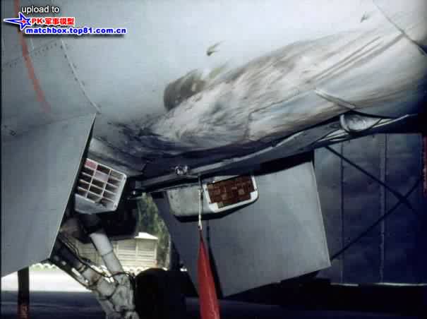 机身后下方镁光弹和干扰箔条投放器