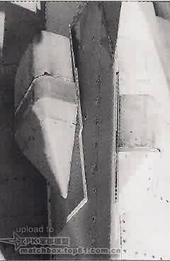 从正前方观察垂尾根部左右两侧镁光弹和干扰箔条投放器的位置不同
