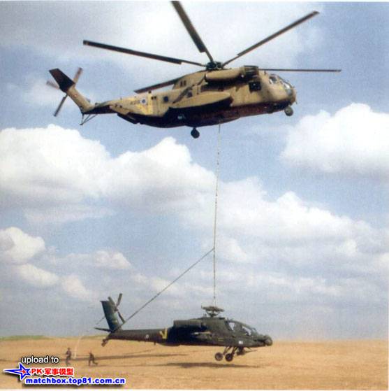 一架CH-53海燕正在把这架巨蟒吊回维护站