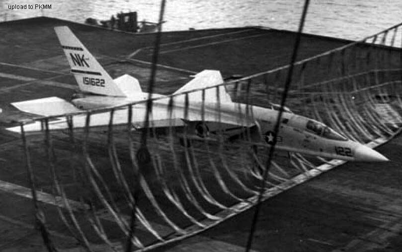 RA-5C 151622因为着舰钩或者起落架的原因借助阻拦网迫降在星座号