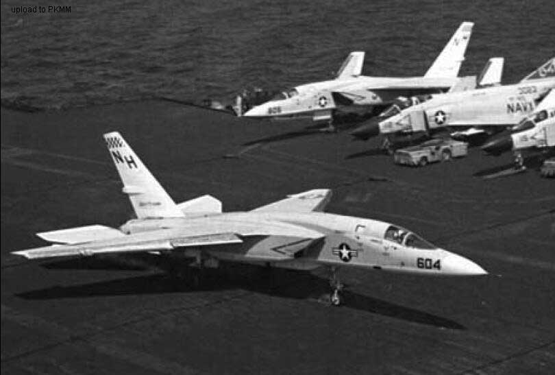 一架“棋盘尾”的RA-5C在小鹰号上着陆
