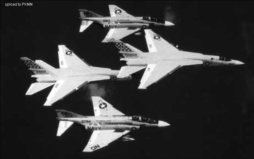 VF-92中队的F-4J和RVAH-11中队的北美民兵在一起编队飞行